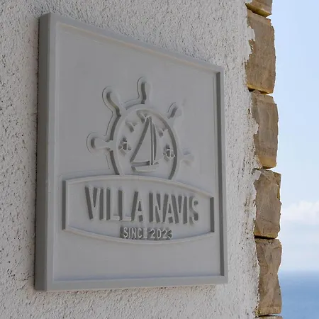 Luxury Navis