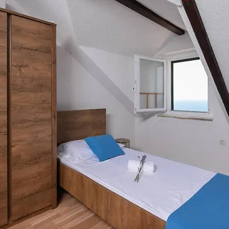 Luxury Navis