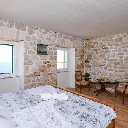 Luxury Navis Vila *